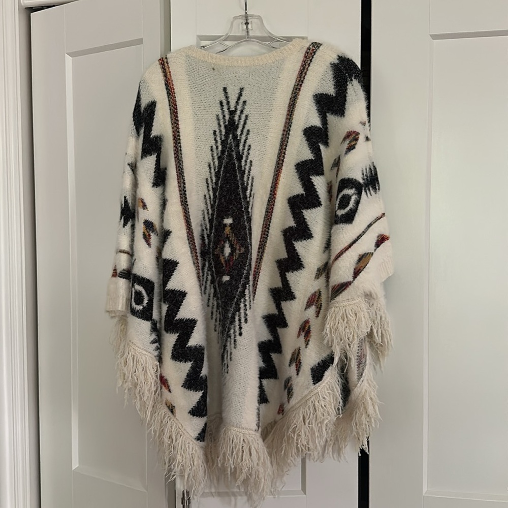 Bohemian Fringe Poncho with Geometric Pattern - Picture 3 of 4